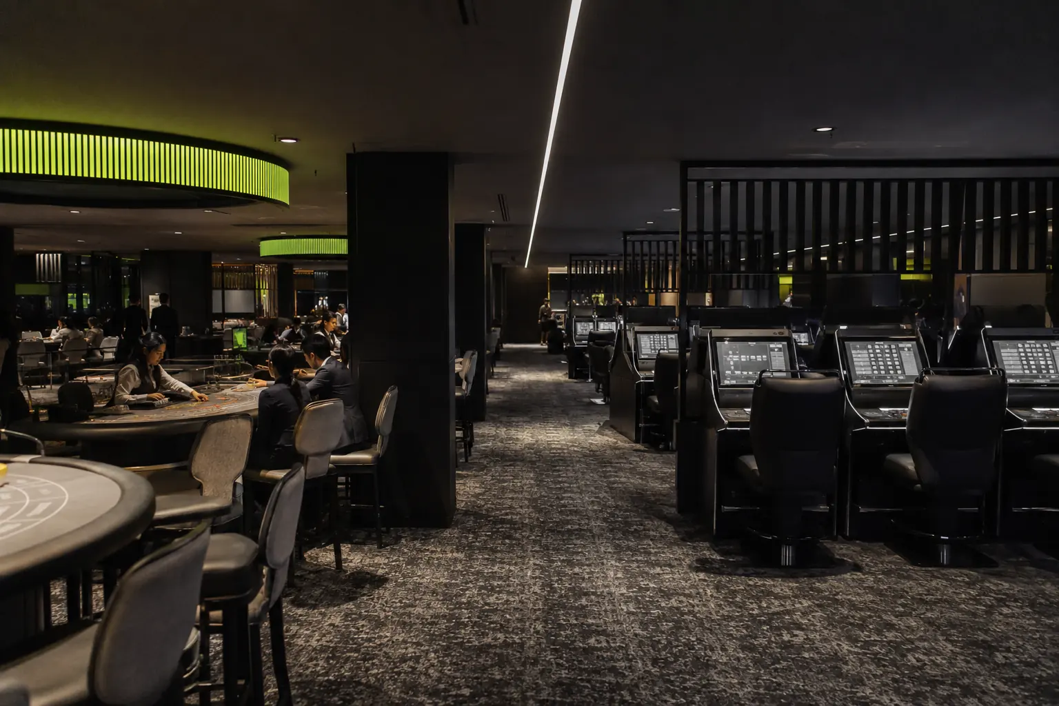 Mesa de póker en un interior nocturno